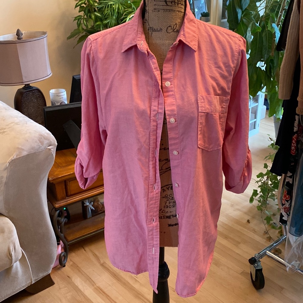 Gap pink-white chambray button down